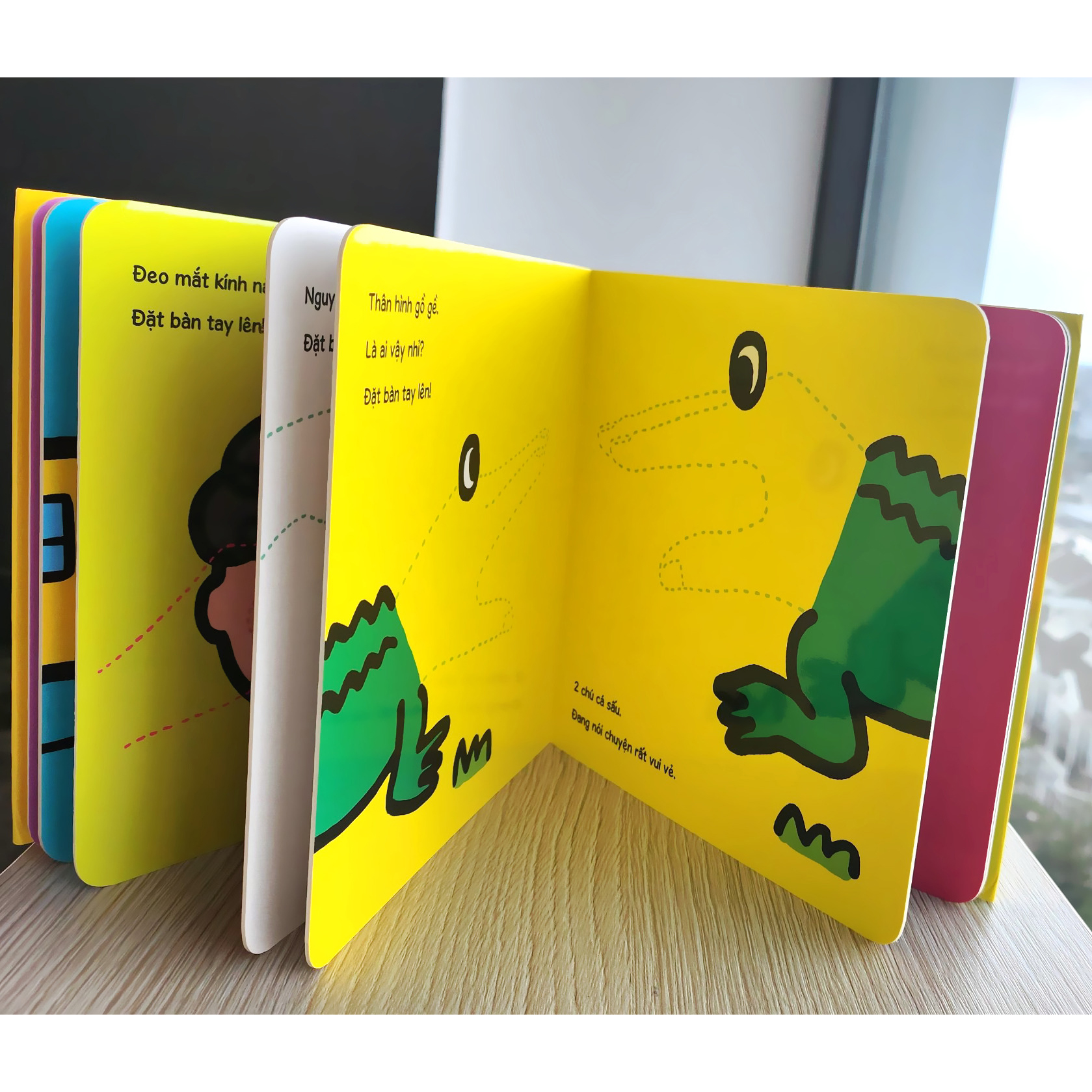 Sách Bàn tay kỳ diệu - Vui đùa cùng đôi tay - Bé nhìn thấy gì nào?