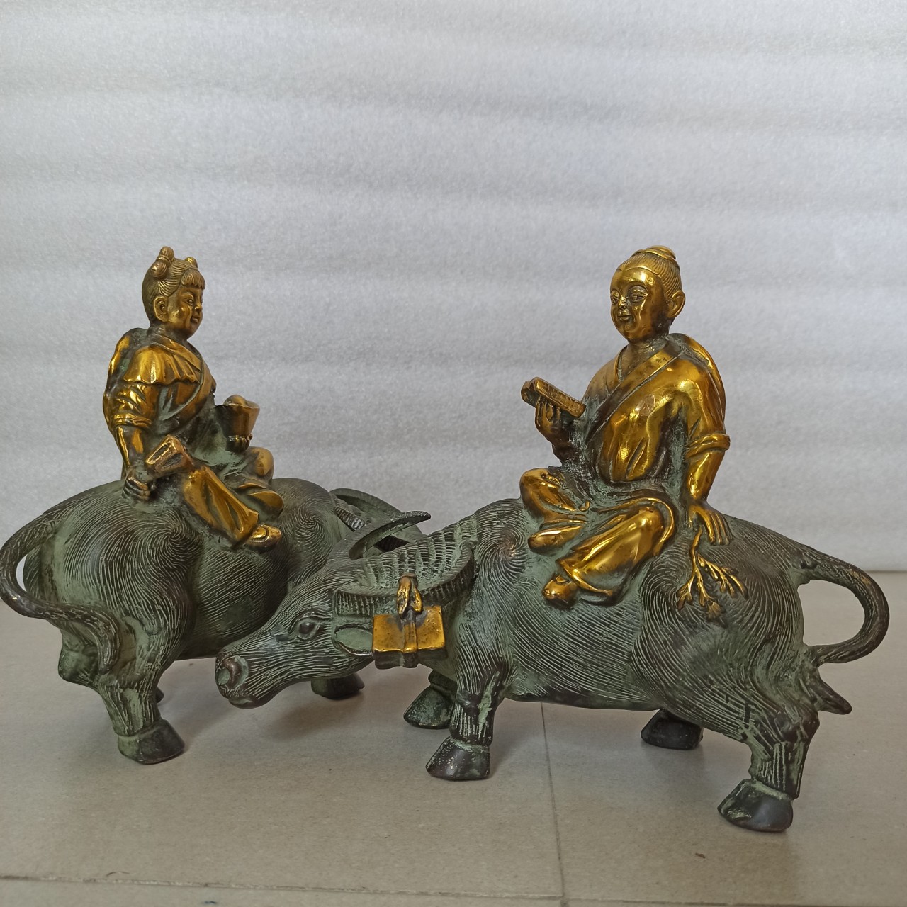 Cặp mục tử cưỡi trâu, đồng tử cưỡi trâu bằng đồng xanh giả cổ, Tượng mục đồng cưỡi trâu bày bàn-Đồ đồng Nguyệt Ánh