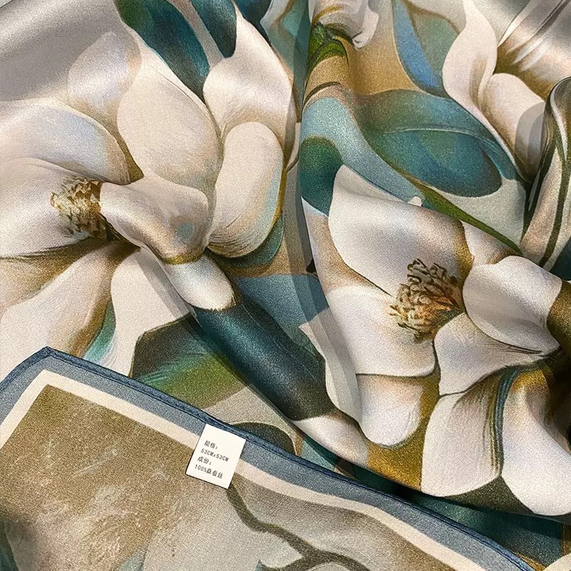 KHĂN QUÀNG CỔ LỤA HÌNH VUÔNG SANG TRỌNG THỜI TRANG MÃ 03