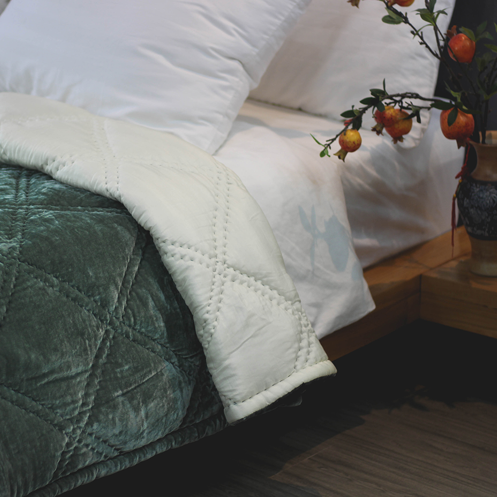 Chăn Nhung Lụa Chần Bông Điều Hòa Cao Cấp Dùng Bốn Mùa - Chăn Khâu Quả Trám Đôi I Silk Velvet Blanket.