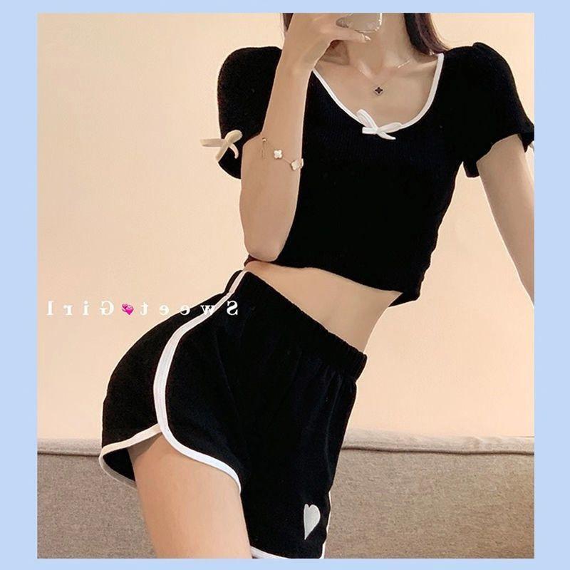 Quần Short Nữ Dáng Thể Thao In Trái Tim Chạy Chỉ Viền