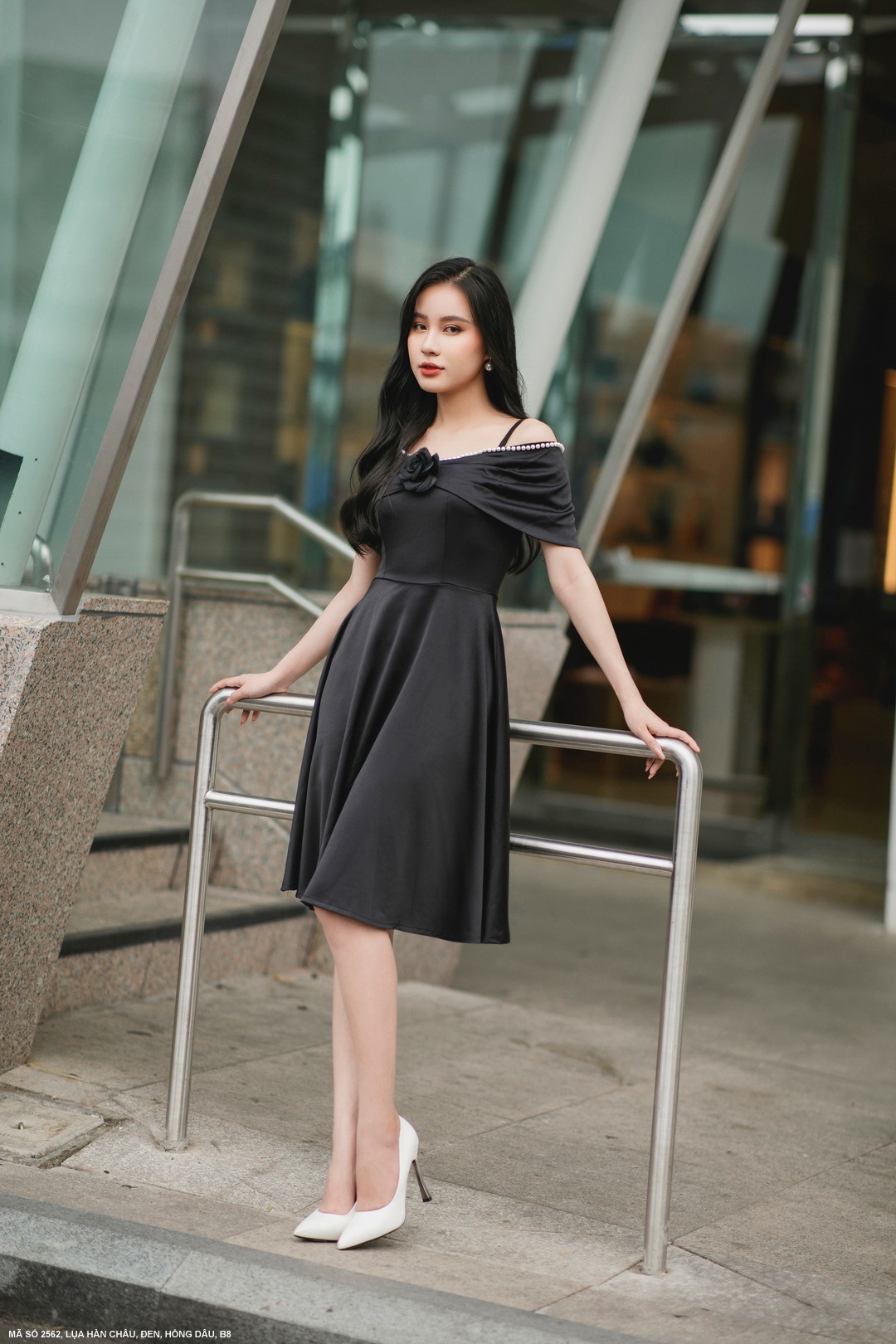 ĐẦM XÒE VAI CHOÀNG ĐÍNH NGỌC TRAI VÀ HOA HỒNG