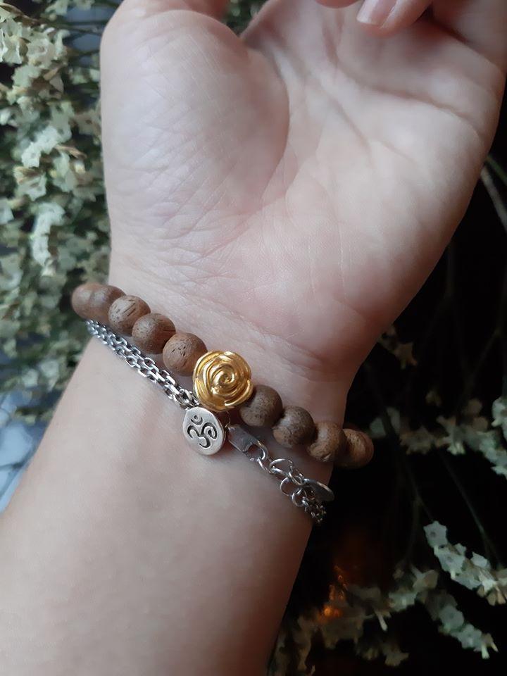 Vòng tay trầm hương tự nhiên cao cấp mix charm mạ vàng