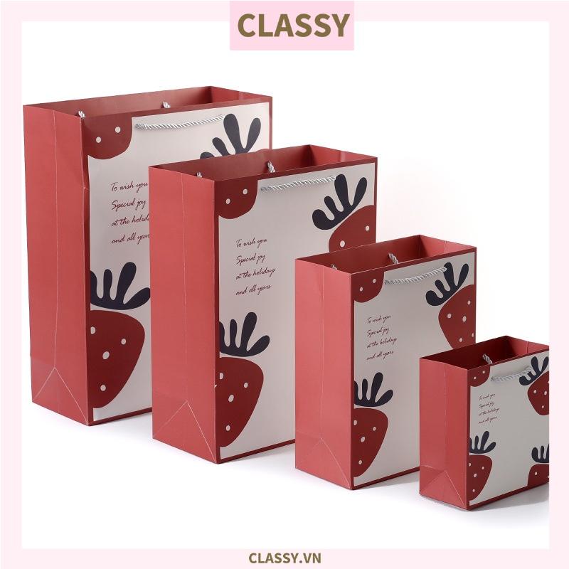 túi giấy Classy đựng quà dây quai dù họa tiết  trái dâu cực xinh Q581