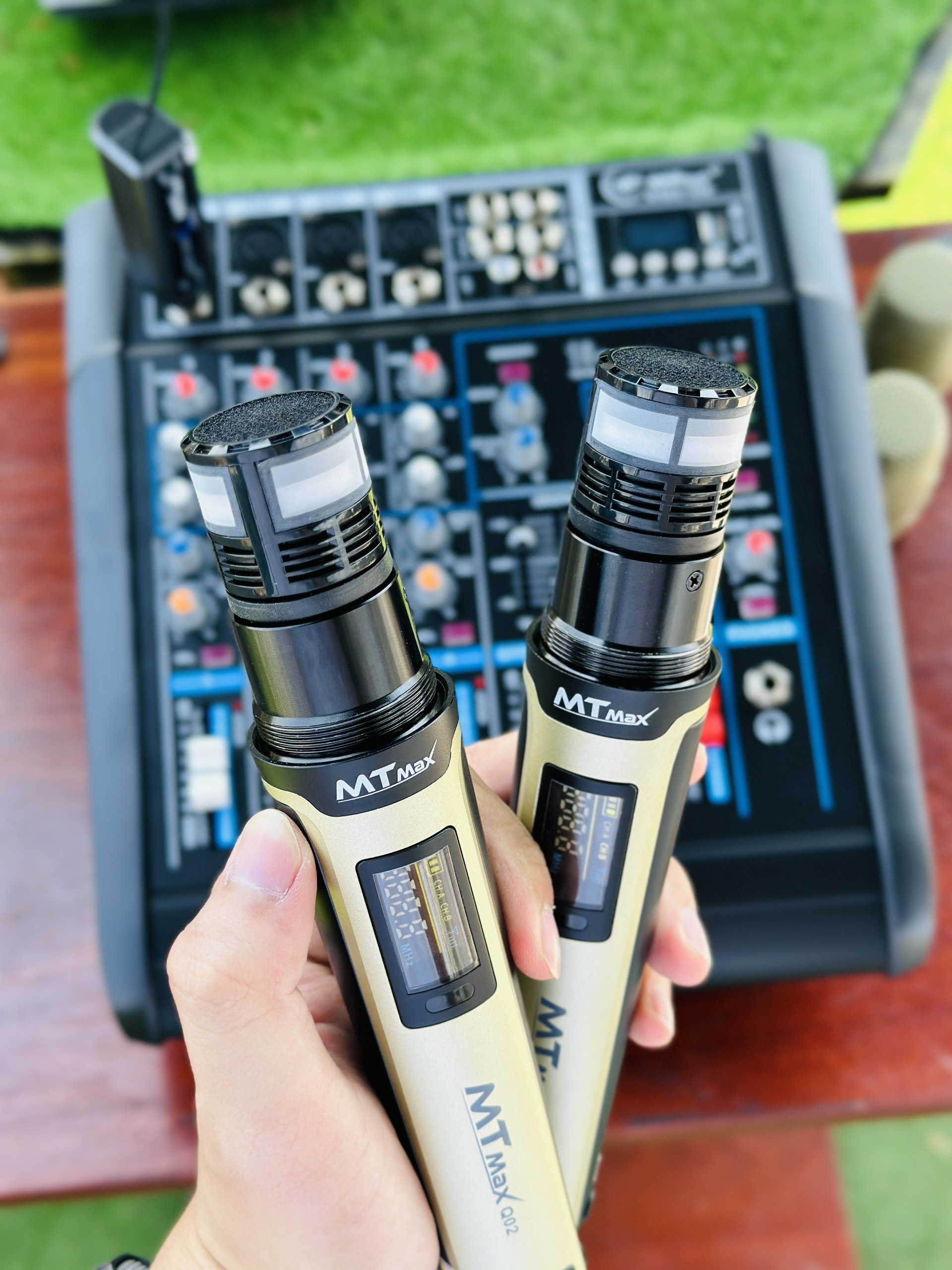 Combo Karaoke Mixer F82D + Micro Q02 Tặng 10M Dây - Hát Chuyên Nghiệp, Âm Thanh Cao Cấp, Dễ Dàng Sử Dụng, BH12T Hàng Chính Hãng