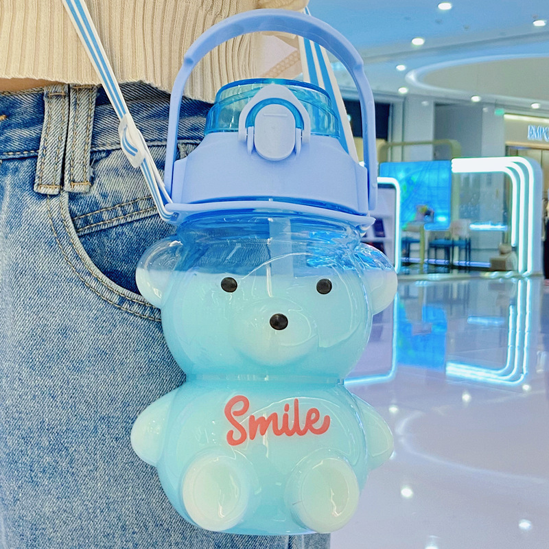 Bình Đựng Nước 1100ml Hình Gấu Dễ Thương Có Dây Đeo Kèm Sticker