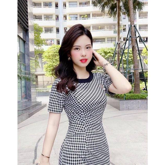 ĐẦM ÔM HỌA TIẾT CỔ VIỀN ĐEN