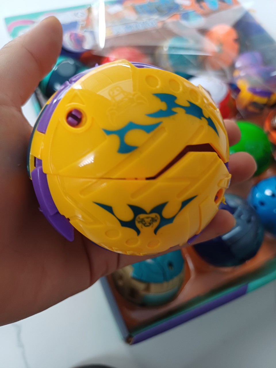 Đồ chơi trứng bakugan biến hình