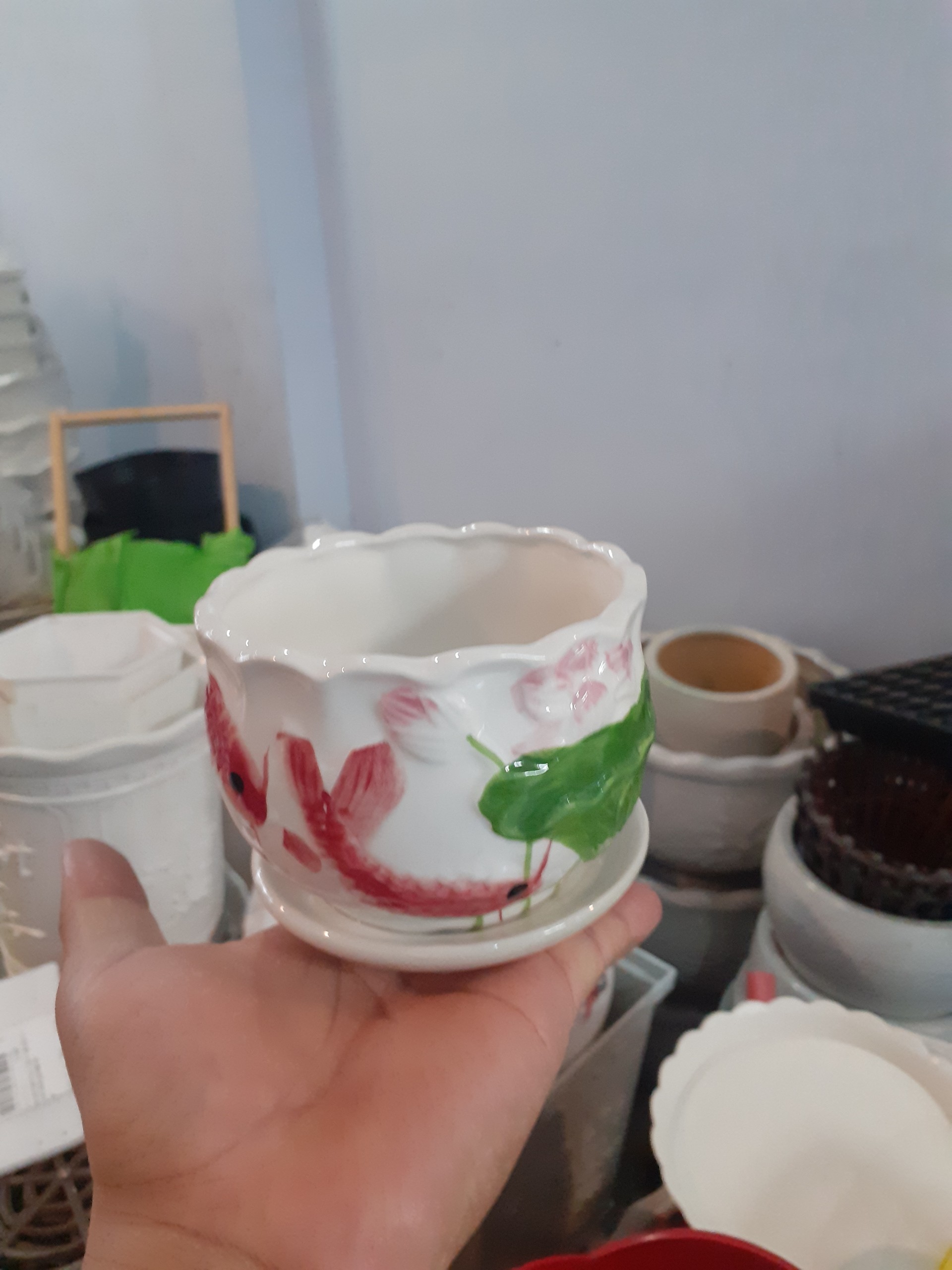 Chậu sứ tròn kèm dĩa dập nổi cá chép hoa sen