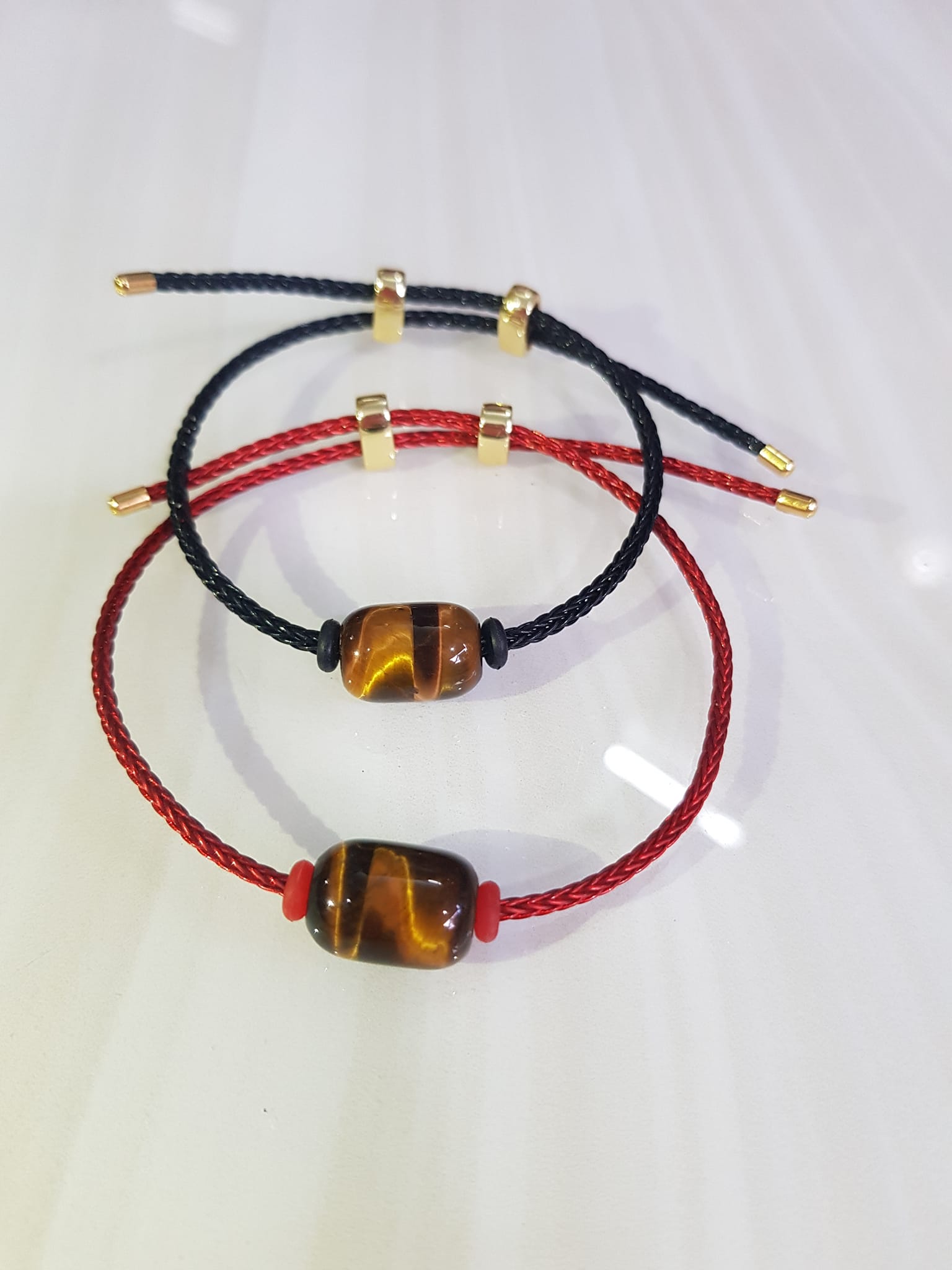 Vòng tay phong thủy charm hạt lu thống đá mắt hổ tự nhiên vàng nâu bóng đẹp Phối với dây đeo tay màu đen hoặc đỏ bất kỳ ạ Vòng tay may mắn hợp nữ mệnh thổ mệnh kim mệnh thủy ạ