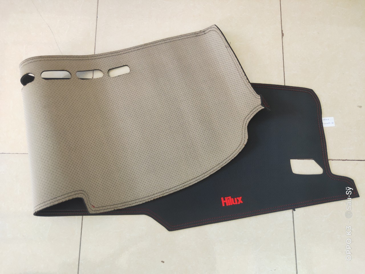 Thảm Taplo Xe Toyota Hilux 2015-2022 loại da dày cao cấp 3 lớp chống trượt Da Carbon đen