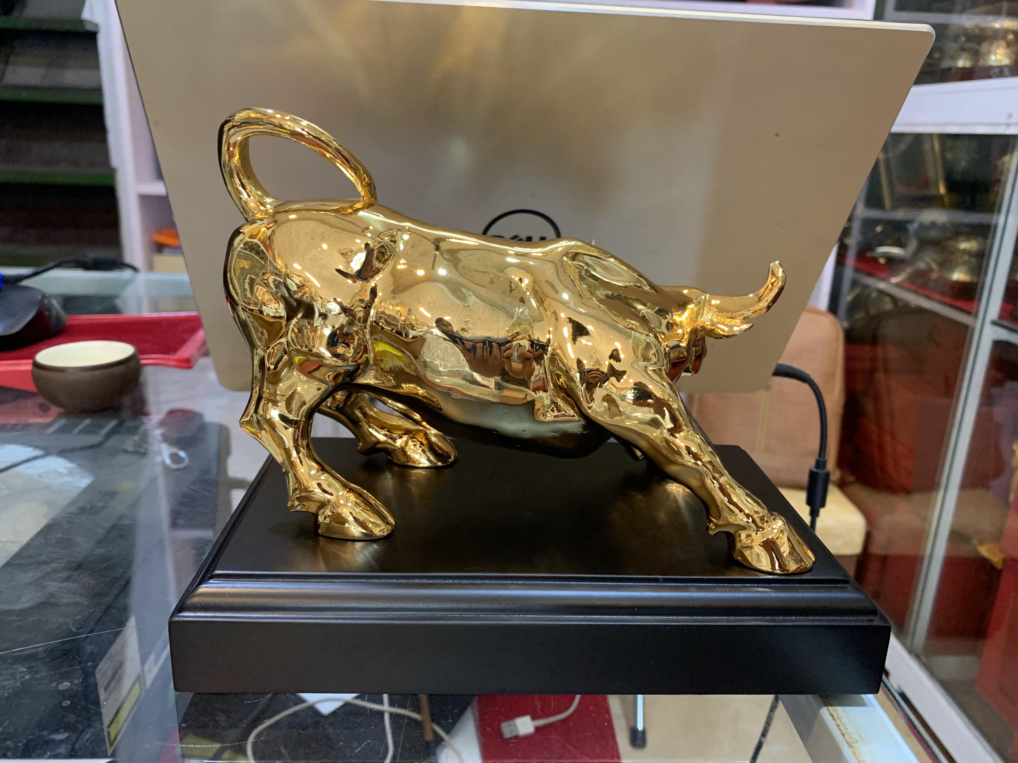 Tượng trâu húc bằng đồng mạ vàng 24k