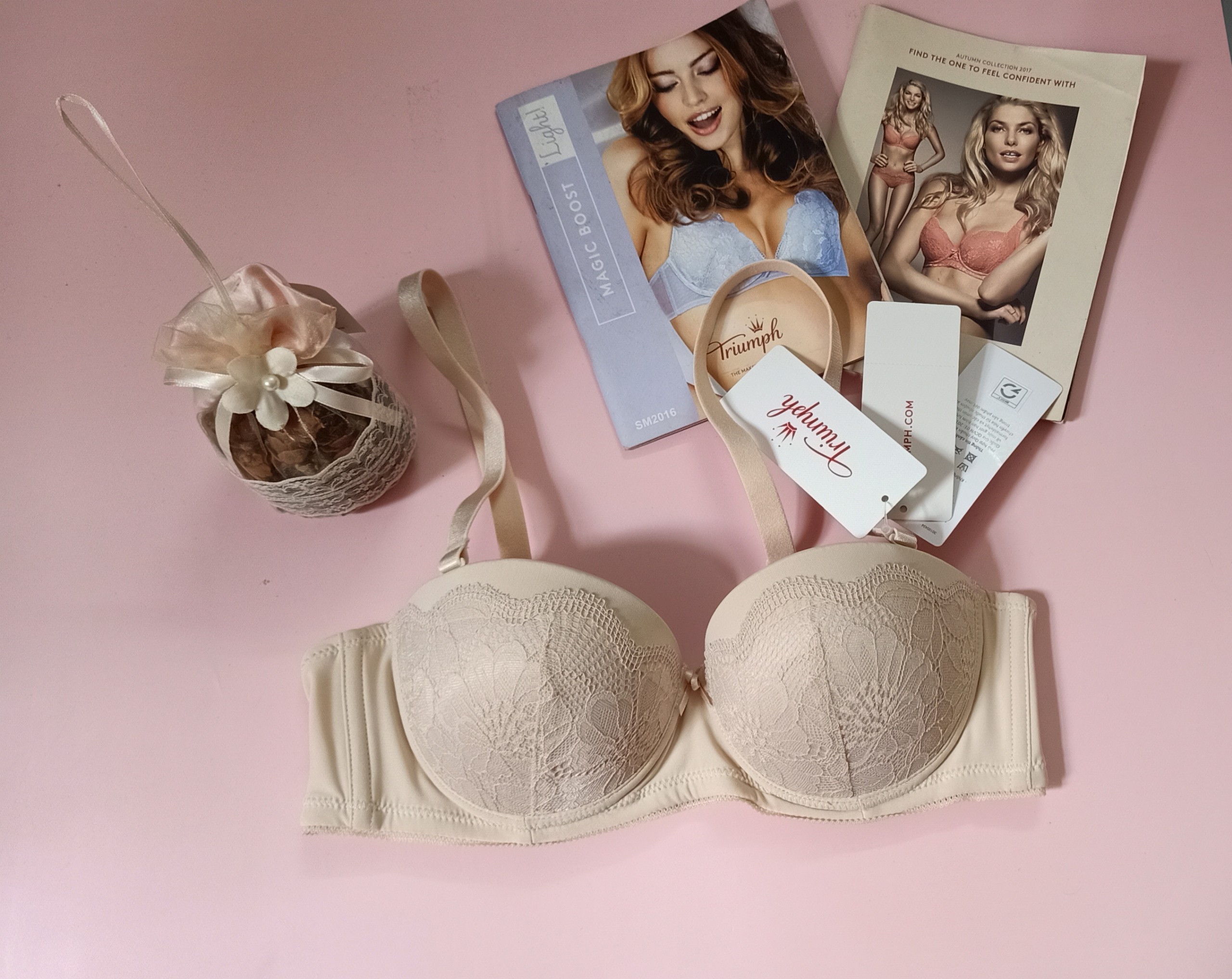 Áo lót nữ nâng ngực cúp ngang đệm mút siêu dày Triumph Style Dorothy 3841 WHUD phối ren bao phủ cúp quả, tạo khe và nâng đẩy ngực tuyệt đối