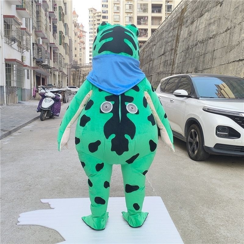 Mascot hoá trang Ếch mẹ đi bán ếch con