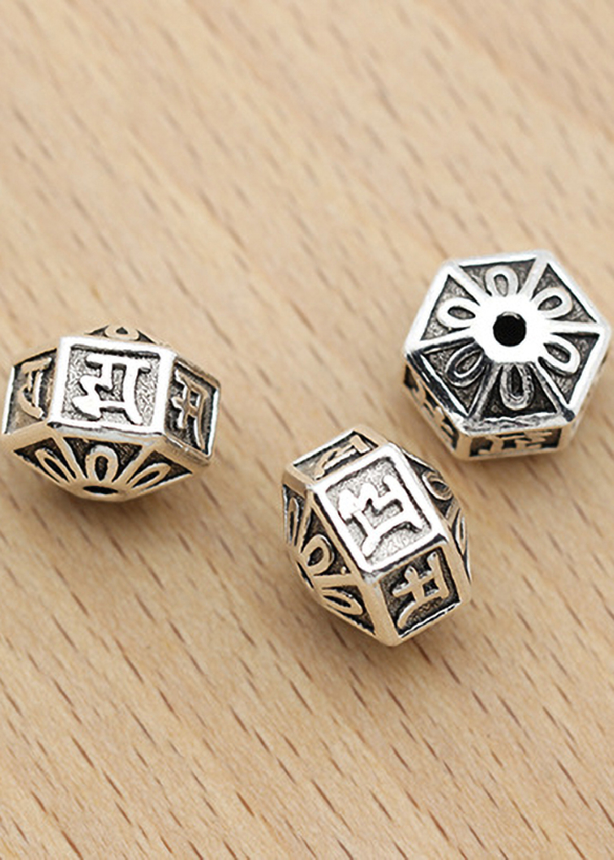 Charm bạc hình retro đa giác hoa tiết lục tự minh chú xỏ ngang - Ngọc Quý Gemstones