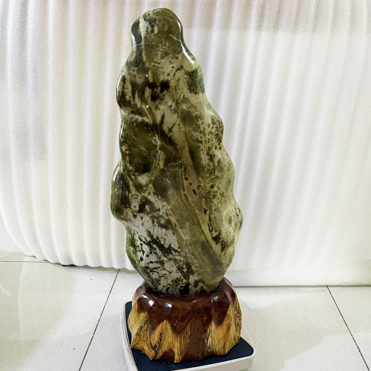 Đá phong thủy tự nhiên serpentine màu xanh cao 64cm nặng 24 kg đá ngọc cho mệnh Hỏa và Mộc