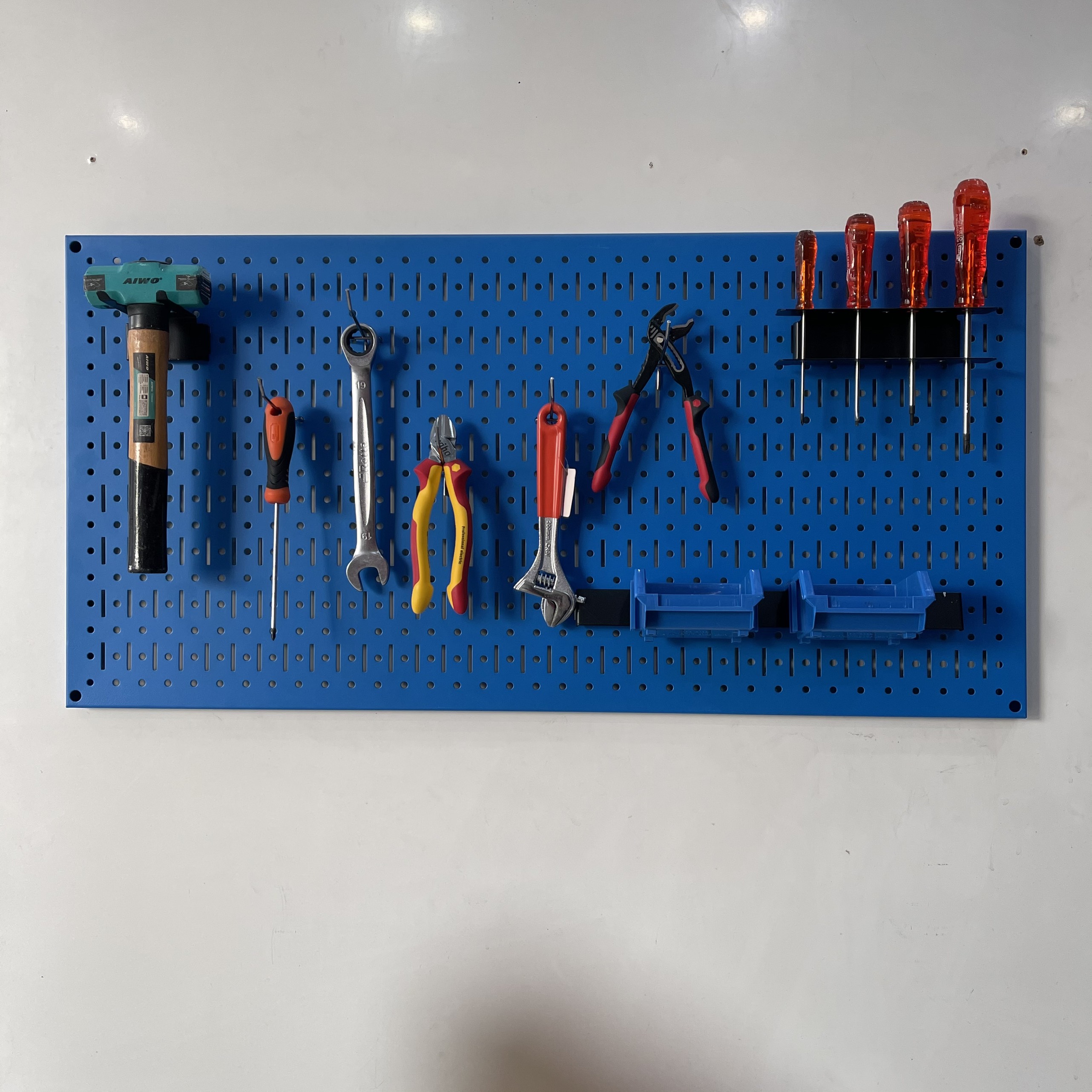 Tấm lưới Pegboard xanh dương mờ kèm phụ kiện treo FABINA