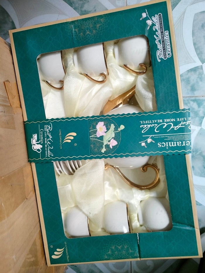 Bộ ấm chén kèm đĩa lót sứ viền vàng 14-1