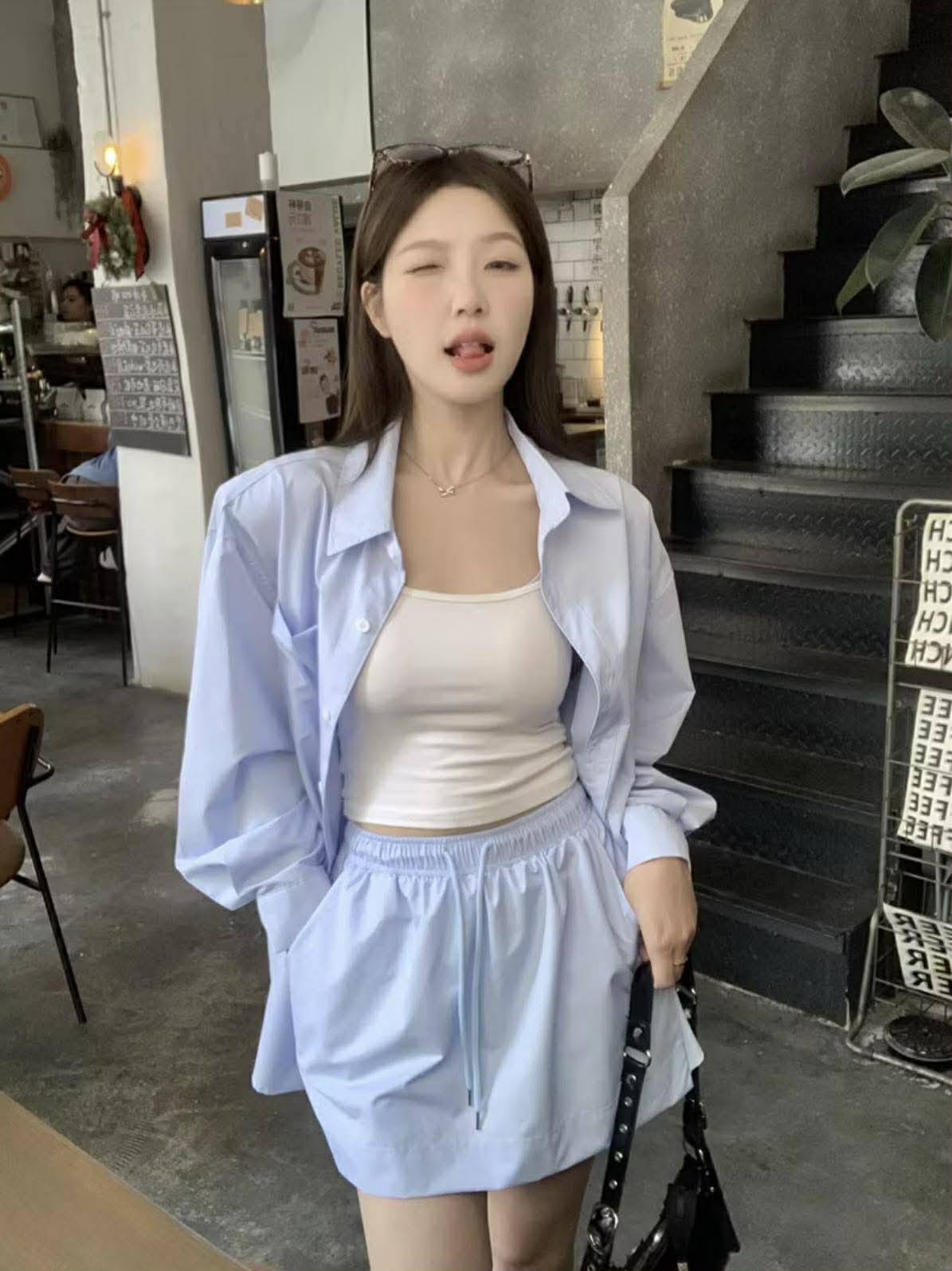 Bộ Áo sơ mi dài tay và chân váy ngắn dáng dài oversize màu xanh da trời cho nữ