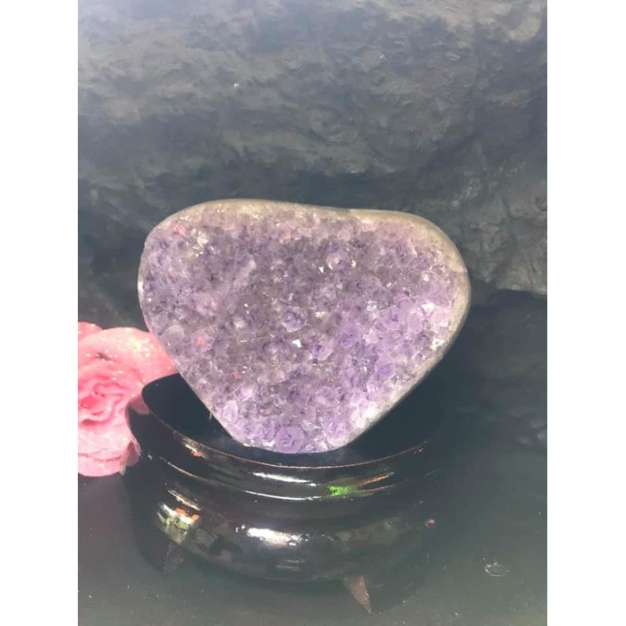 Miếng Đá Thạch Anh Tím Trái Tim Nhỏ đế gỗ Tự Nhiên Kt Cao 12cm N11cm S9cm Anh Chị Đặt Bàn Làm Việc Bàn Thờ Thần Tài May Mắn Thu Hút Tài Lộc ạ