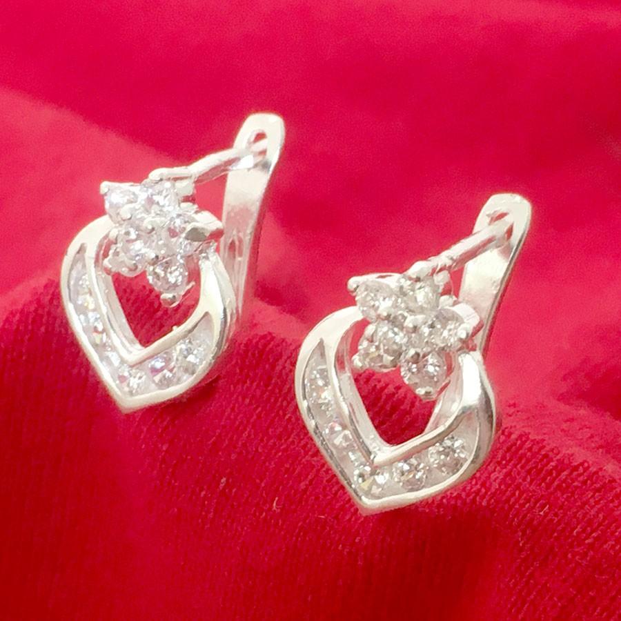 Bông tai nữ Bạc Quang Thản thiết kế kiểu đeo sát tai chất liệu bạc thật không xi mạ, phù hợp với mọi lứa tuổi