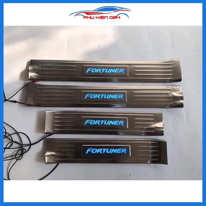 Bộ nẹp bước chân trong Inox Fortuner 2017-2018-2019-2020-2021-2022 có đèn Led chống trầy xước, trang trí xe hơi