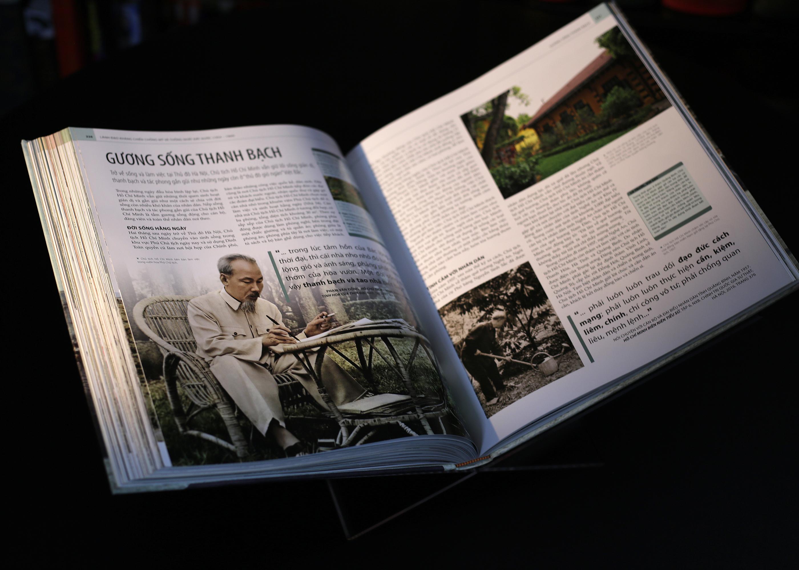 Sách - Hồ Chí Minh - Tiểu Sử Bằng Hình - Ấn Bản Giới Hạn - Bìa Vải