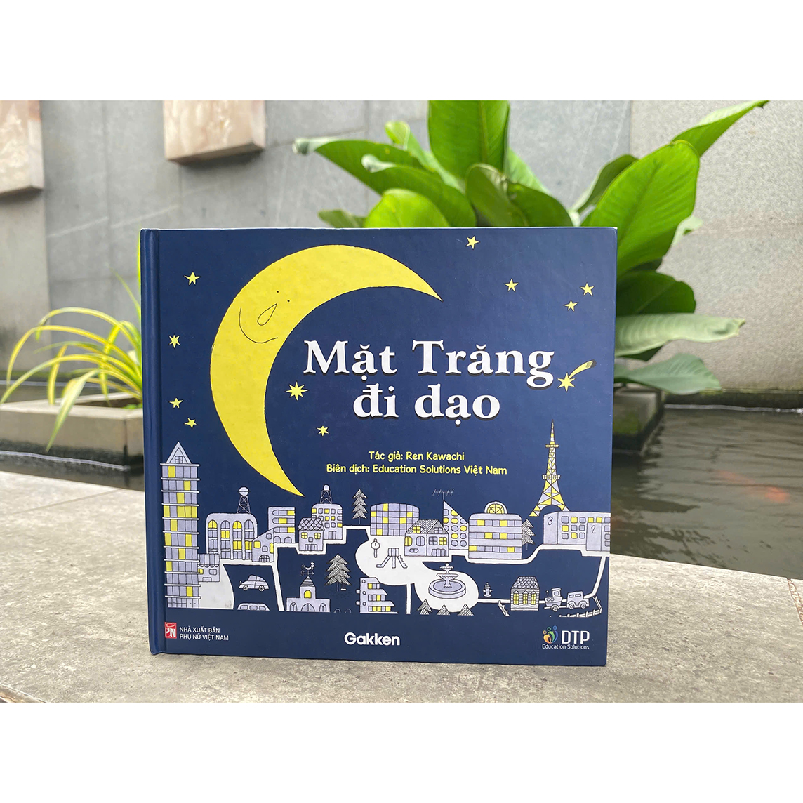Sách Mặt Trăng đi dạo