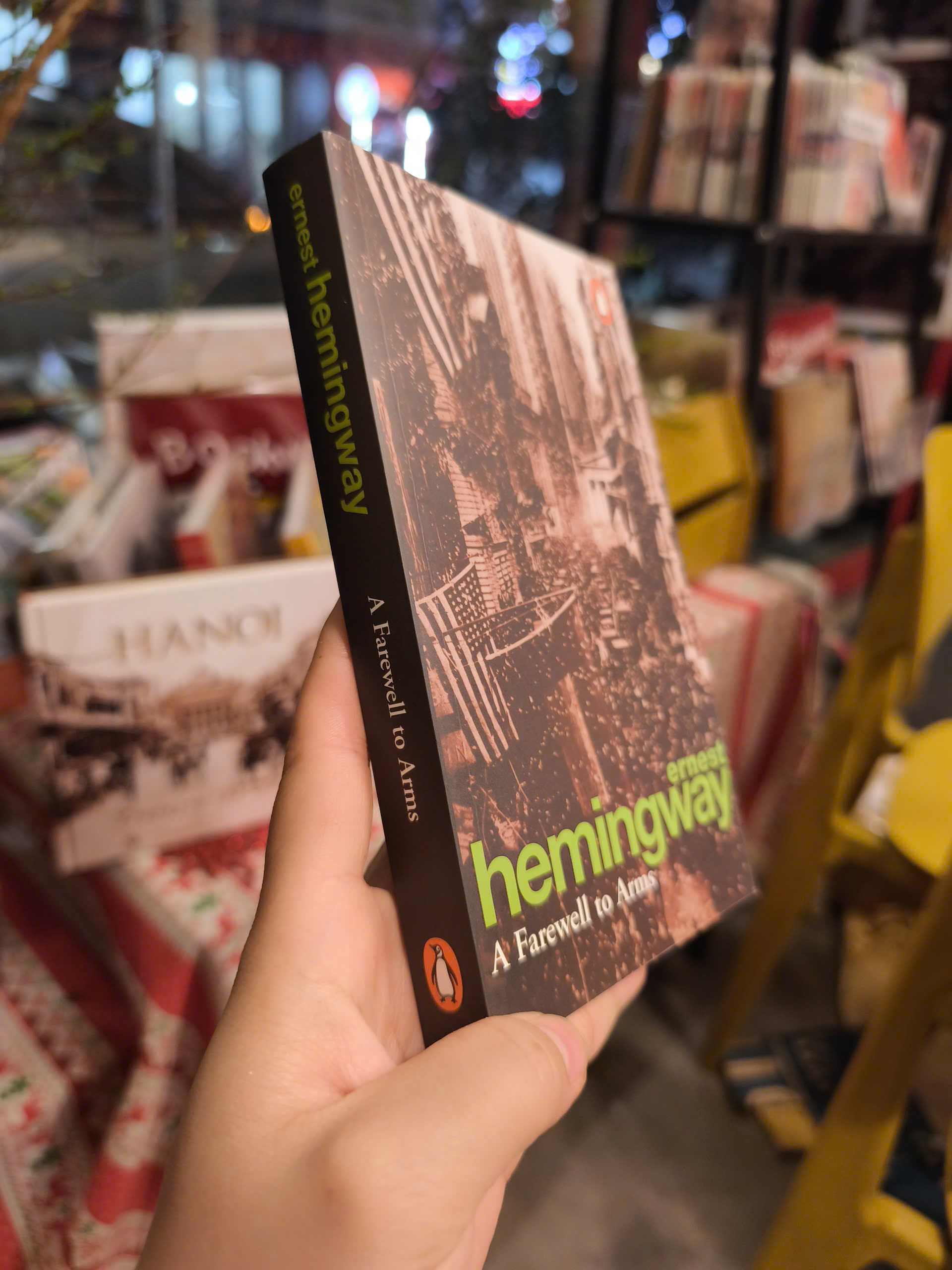 Sách - A Farewell To Arms by Ernest Hemingway - Classics| Fiction|  Historical Fiction