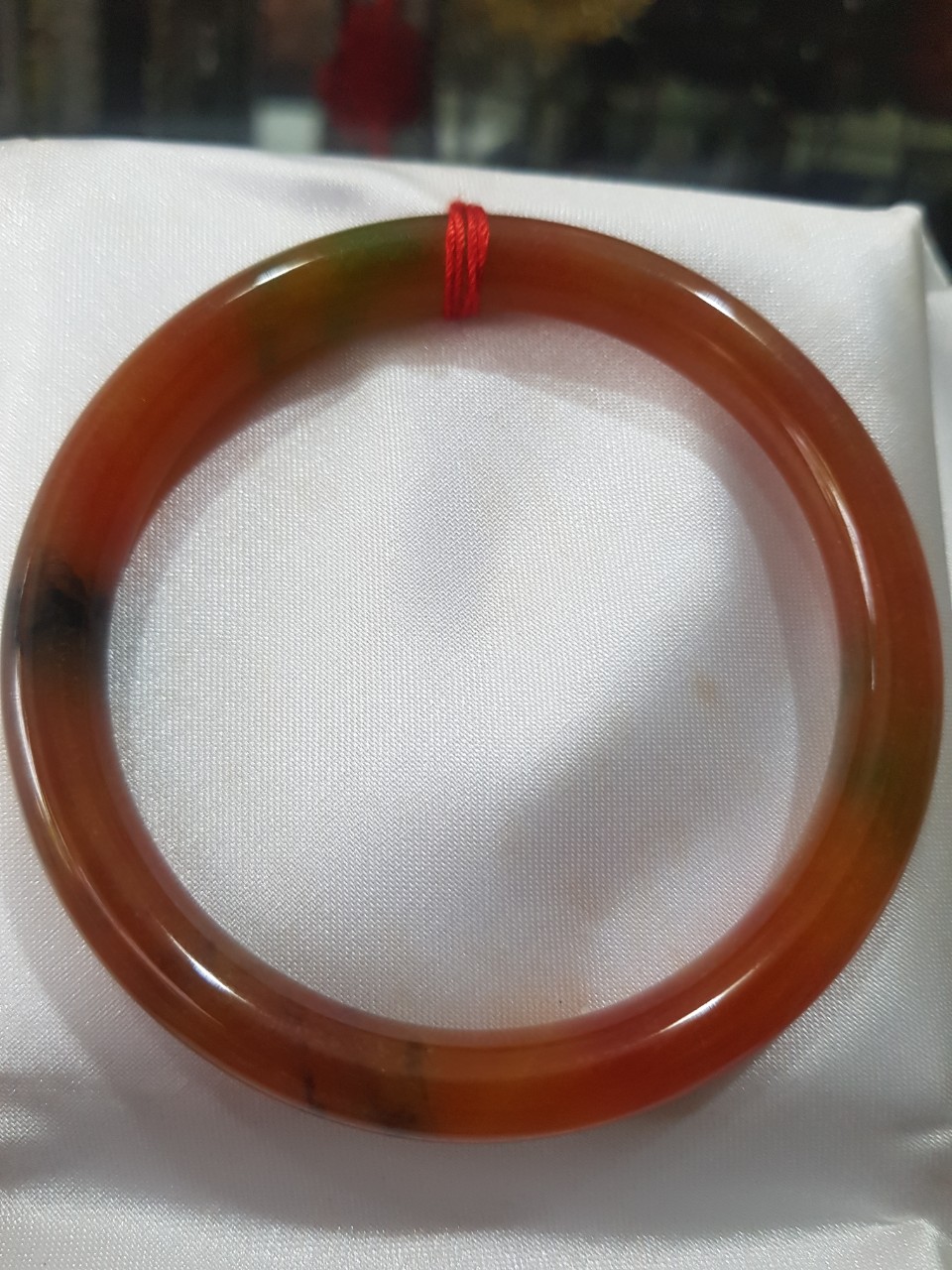 Vòng Mã Não Tứ Quý đỏ cam bóng Ni 55mm chột 7mm nặng 54kg đến 62Kg đeo đẹp là món trang sức tuyệt vời cho những cô nàng yêu thích phong cách thanh lịch và sang trọng ạ