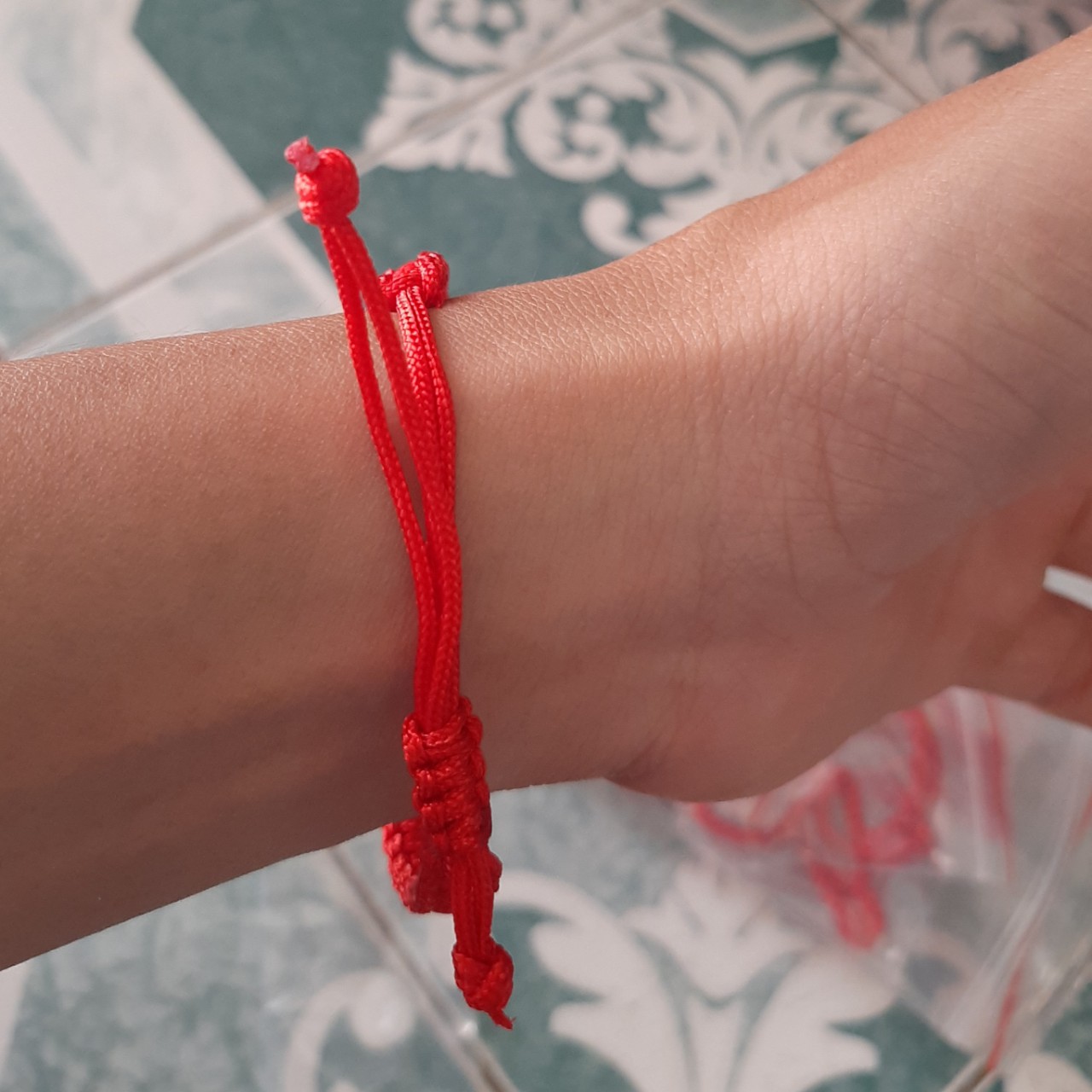 Vòng tay nam nữ tì hưu vải chỉ đỏ rút kéo may mắn