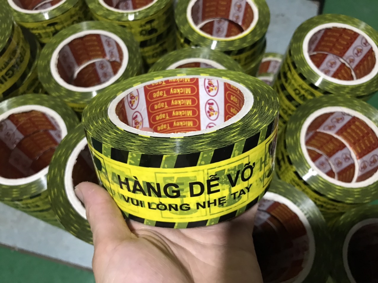 Băng dính in chữ HÀNG DỄ VỠ, 100 Yard/ cuộn