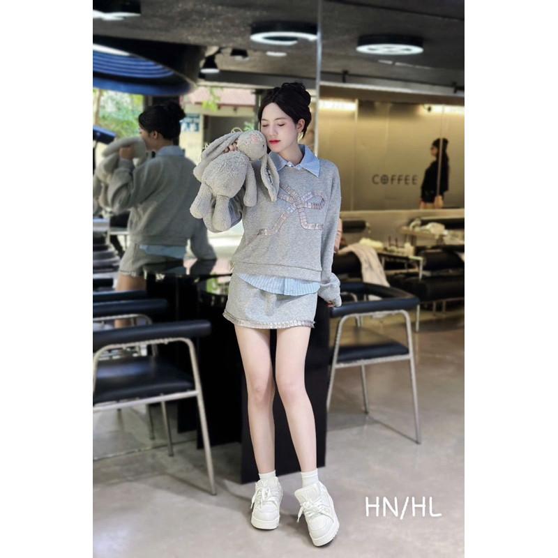 Set áo nỉ sweater form rộng kèm áo sơ mi kẻ xanh phối chân váy nỉ chữ A năng động trẻ trung HL BY JOLIE - Xám