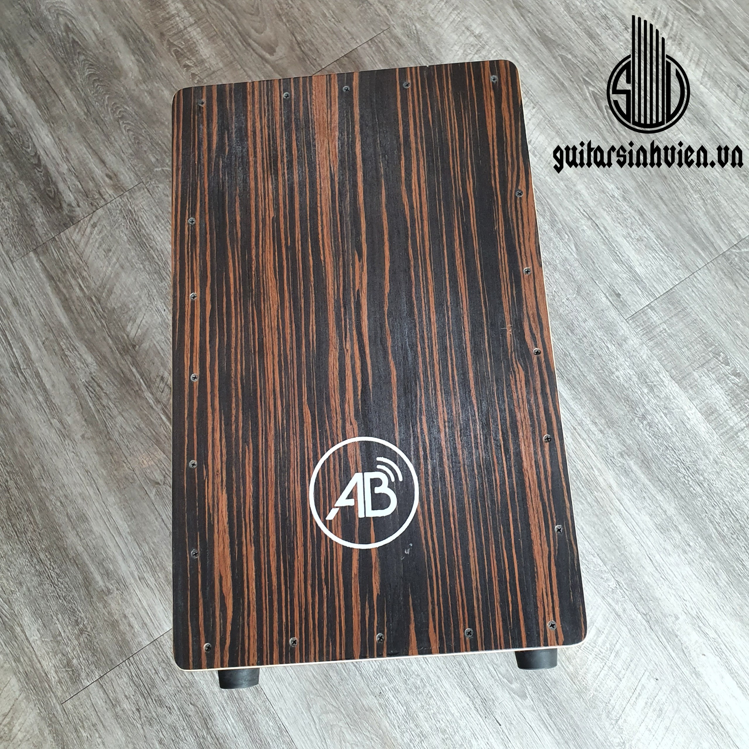 Trống cajon màu gỗ có tay gắn EQ ra loa - Trống tập chơi và biểu diễn - Tặng bao và dây jack