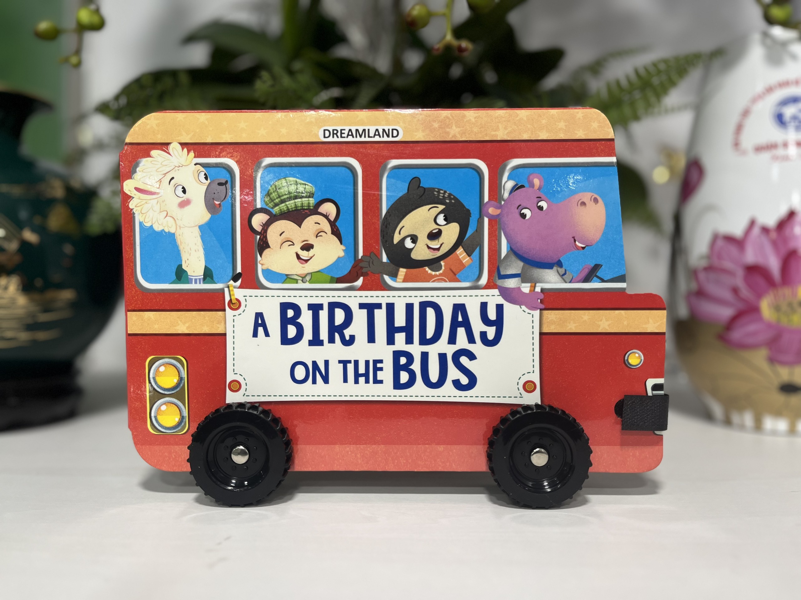 A Birthday On The Bus - A Shaped Board Book With Wheels (Bữa Tiệc Sinh Nhật Trên Xe Buýt)