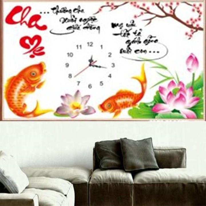 Tranh thêu cha mẹ cá hoa sen đồng hồ LV3453 - kích thước: 75 * 50cm.
