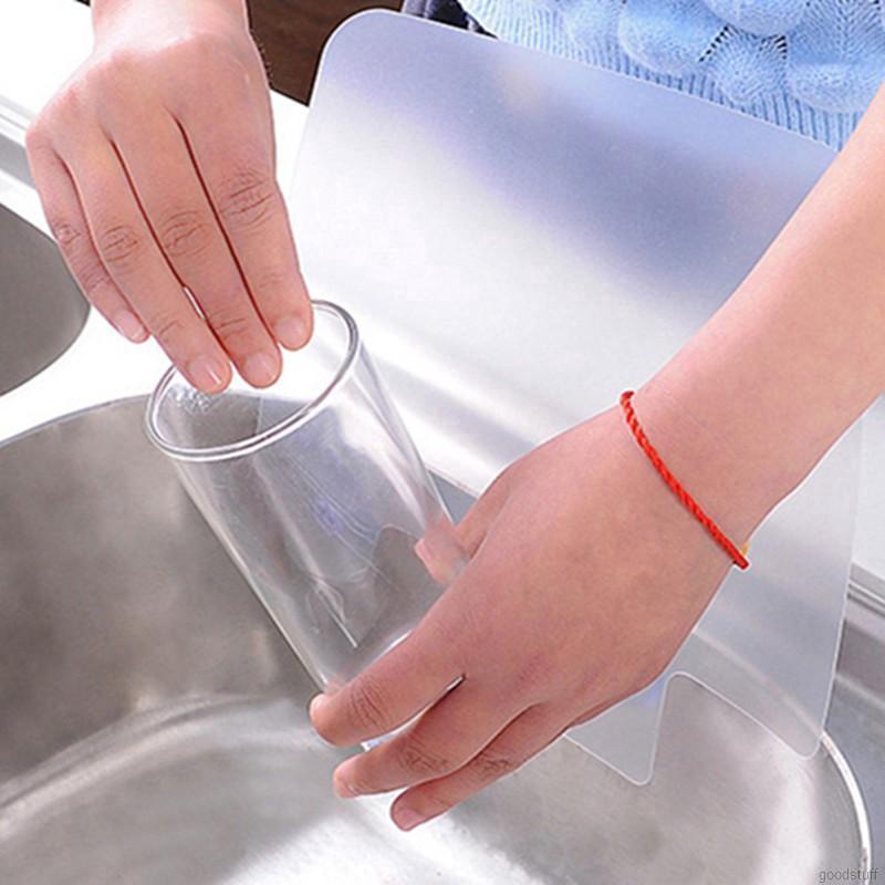 Vách ngăn chặn văng nước gắn bồn rửa chén có giác hút