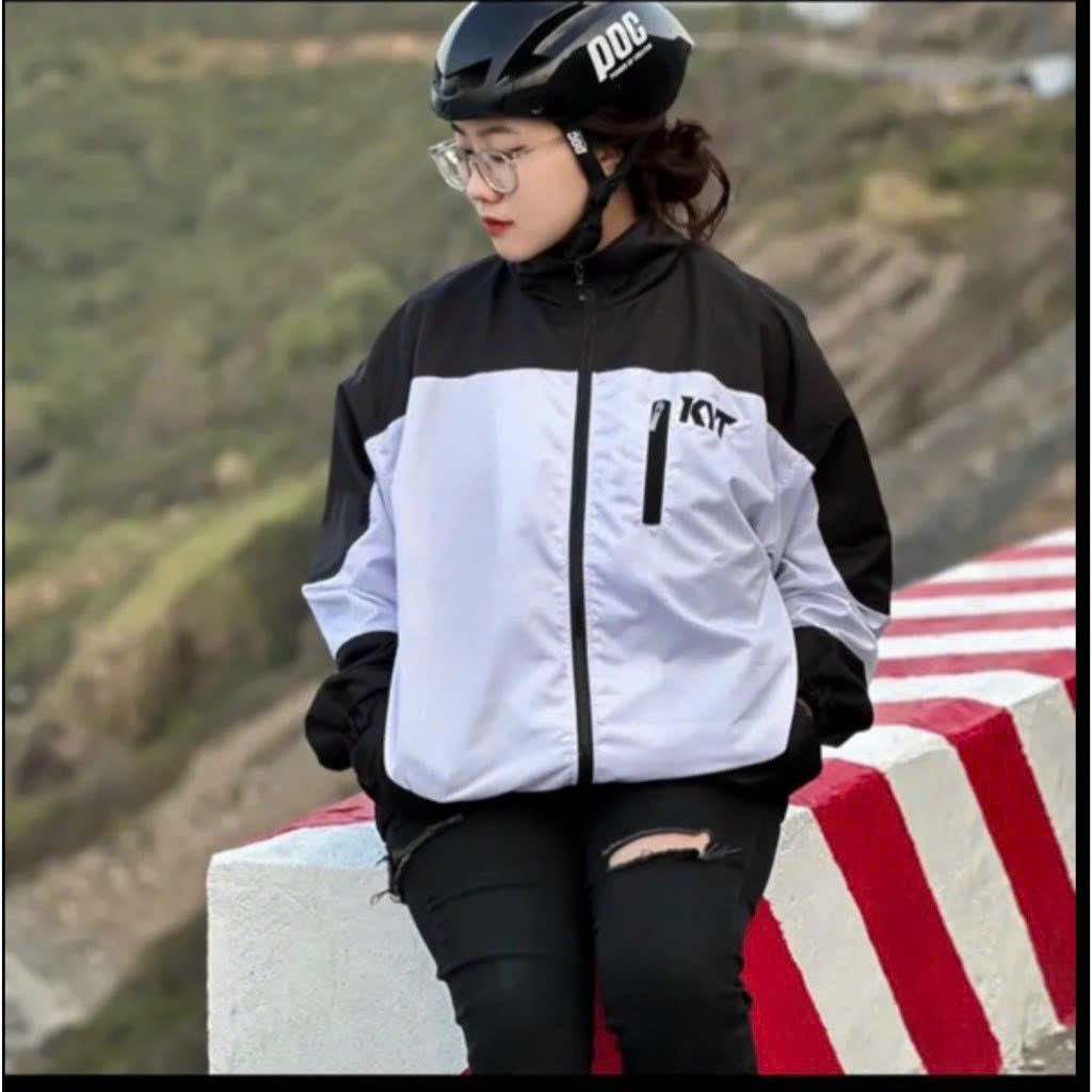 Áo khoác dù cổ bẻ KTY ,có túi và dây kéo trc ngực.  .2 size L ( 65kg) và xl(75kg)