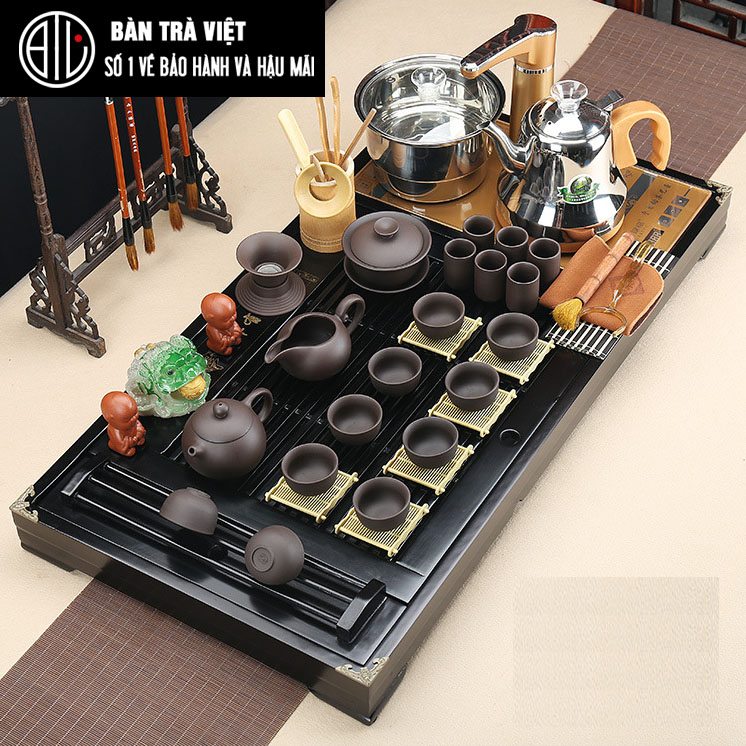 Bàn trà điện thông minh giá rẻ mẫu gỗ sồi sơn PU đen - Gồm đầy đủ bàn, bộ bếp pha trà, cùng ấm chén màu nâu đất.