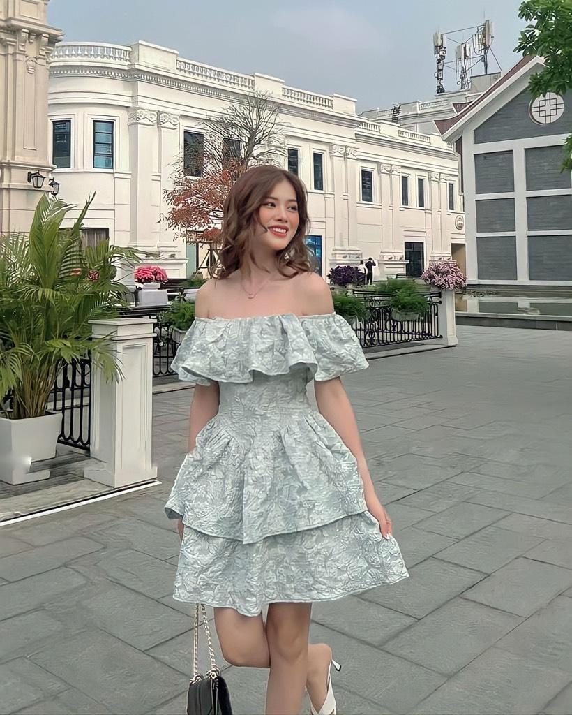 Đầm xòe gấm trễ vai bèo tầng siêu xinh