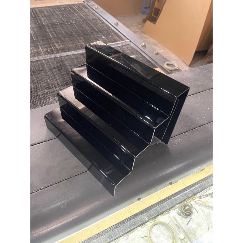 Kệ Mica trưng bày sản phẩm , mô hình, quà tặng nhiều tầng WCF, figure dạng bậc thang - Đỏ