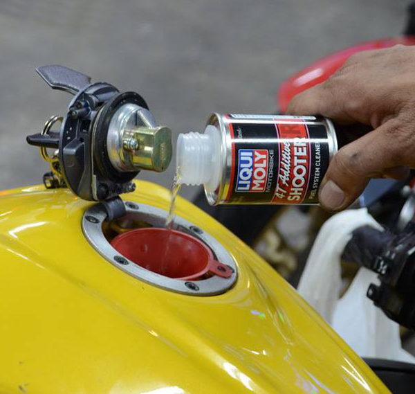 Dung dịch vệ sinh buồng đốt Liqui Moly 4T Additive Shooter, Carbon Cleaner (950011)