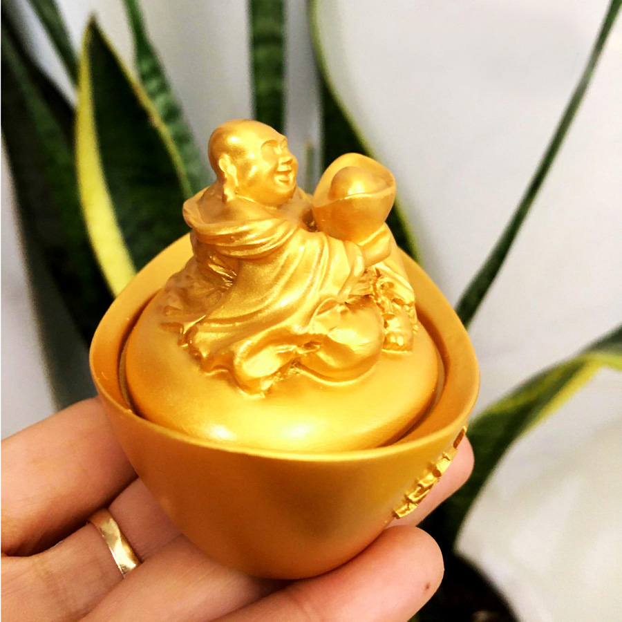 Thỏi vàng phong thủy trang trí chiêu tài lộc may mắn, Tượng Phật Di Lặc ngồi trên thỏi vàng để bàn làm việc dài 8 cm siêu bền TPTPT060