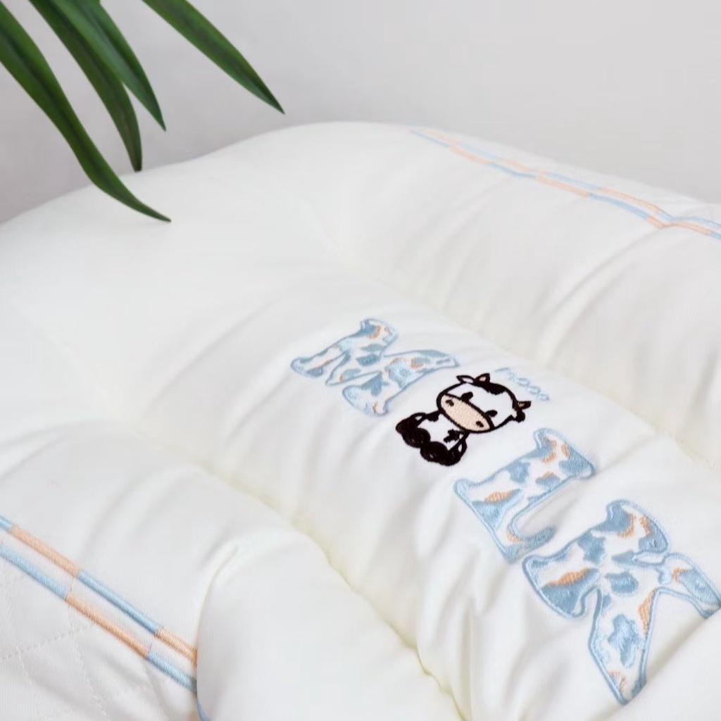 GỐI MATXA BAMBOO với hình thêu chú bò sữa cute đáng yêu