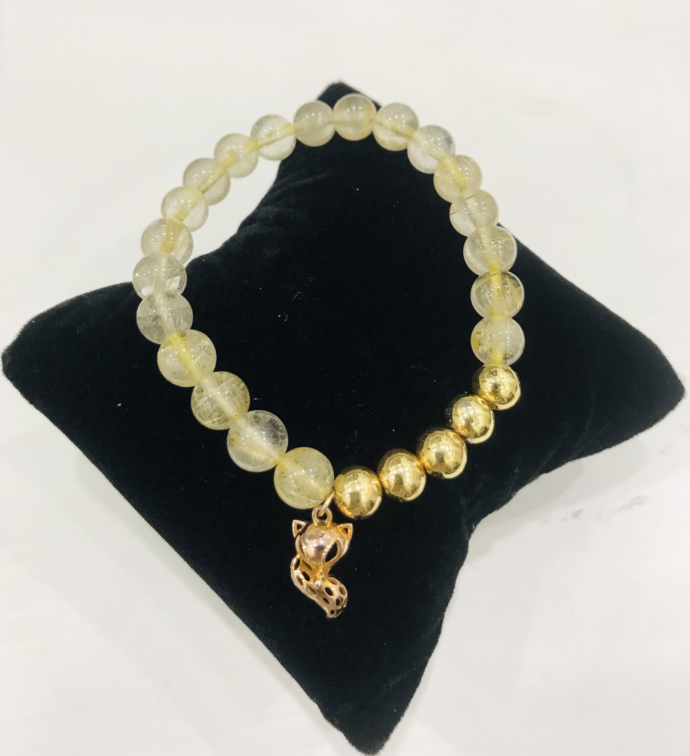 Vòng tay đá thạch anh đính charm vàng 14k