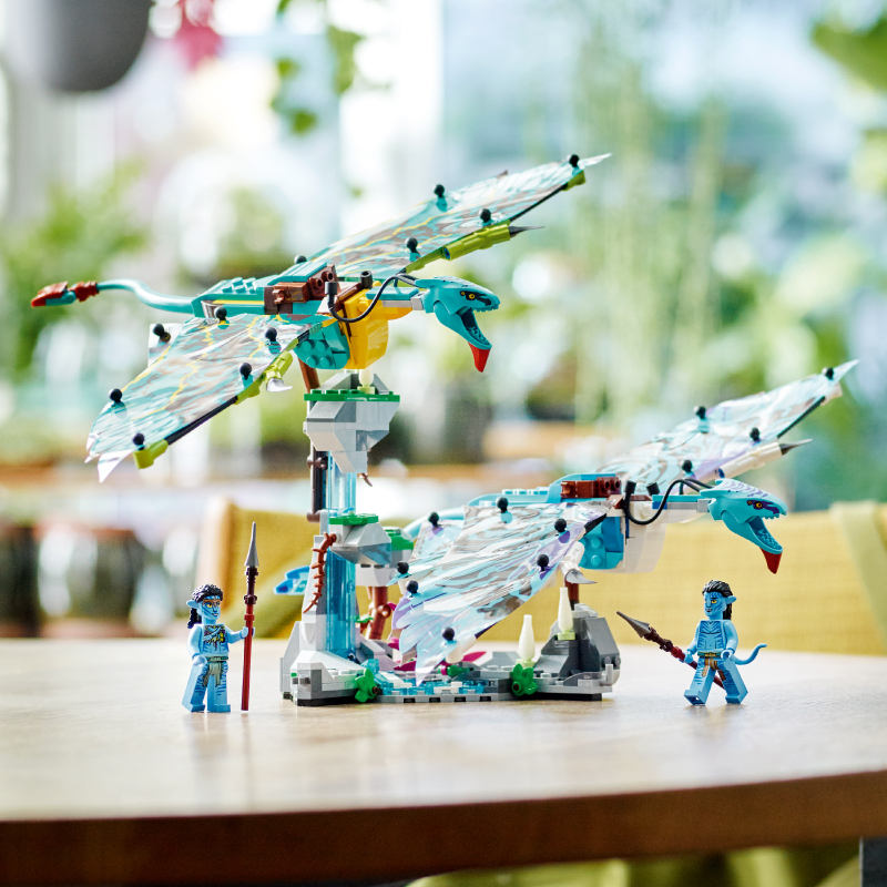 Đồ Chơi LEGO AVATAR Chuyến Bay Rồng Banshee Đầu Tiên Của Jake & Neytiri 75572