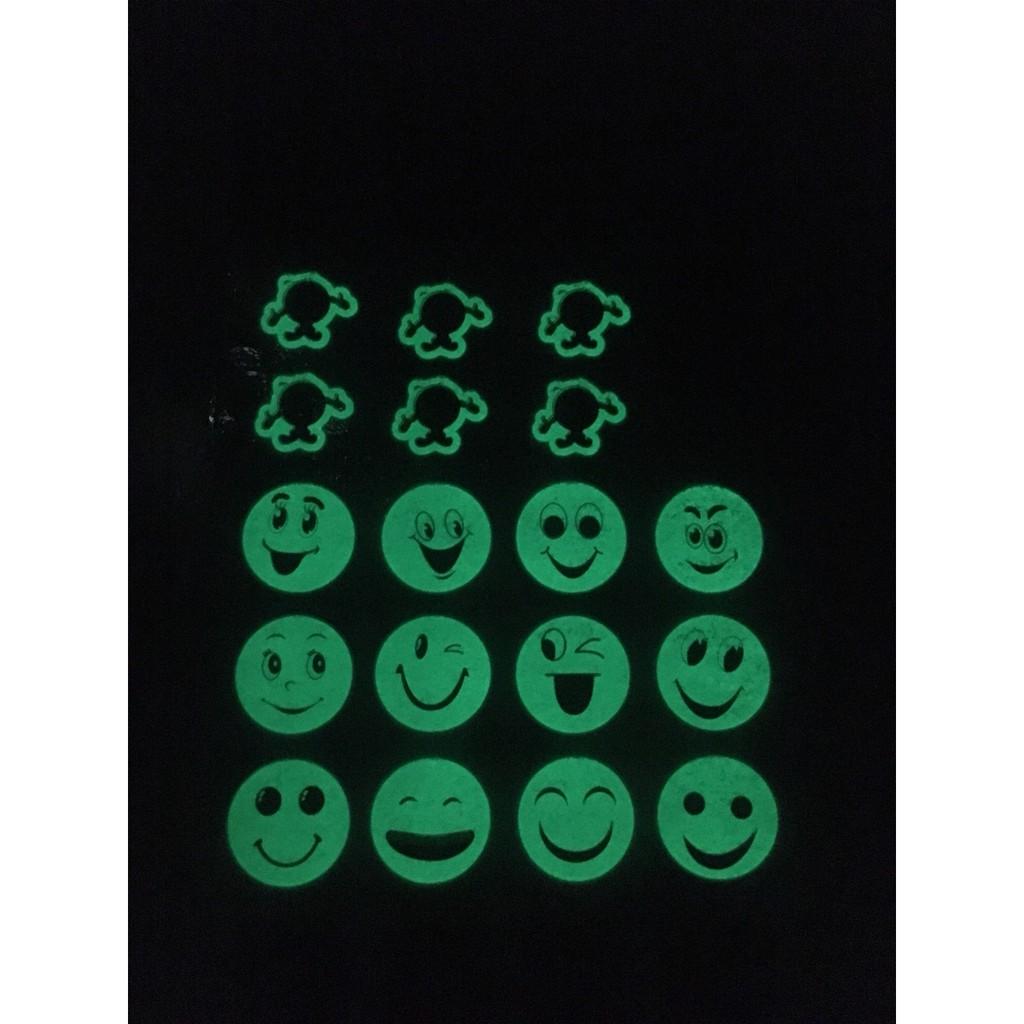 Decal trang trí tường biểu tượng mặt cười dạ quang