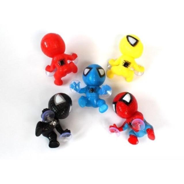 Người nhện bu bám xe