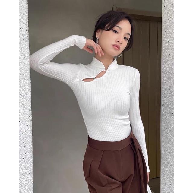 Áo thun len gân tay dài cổ sườn xám cut out lệch