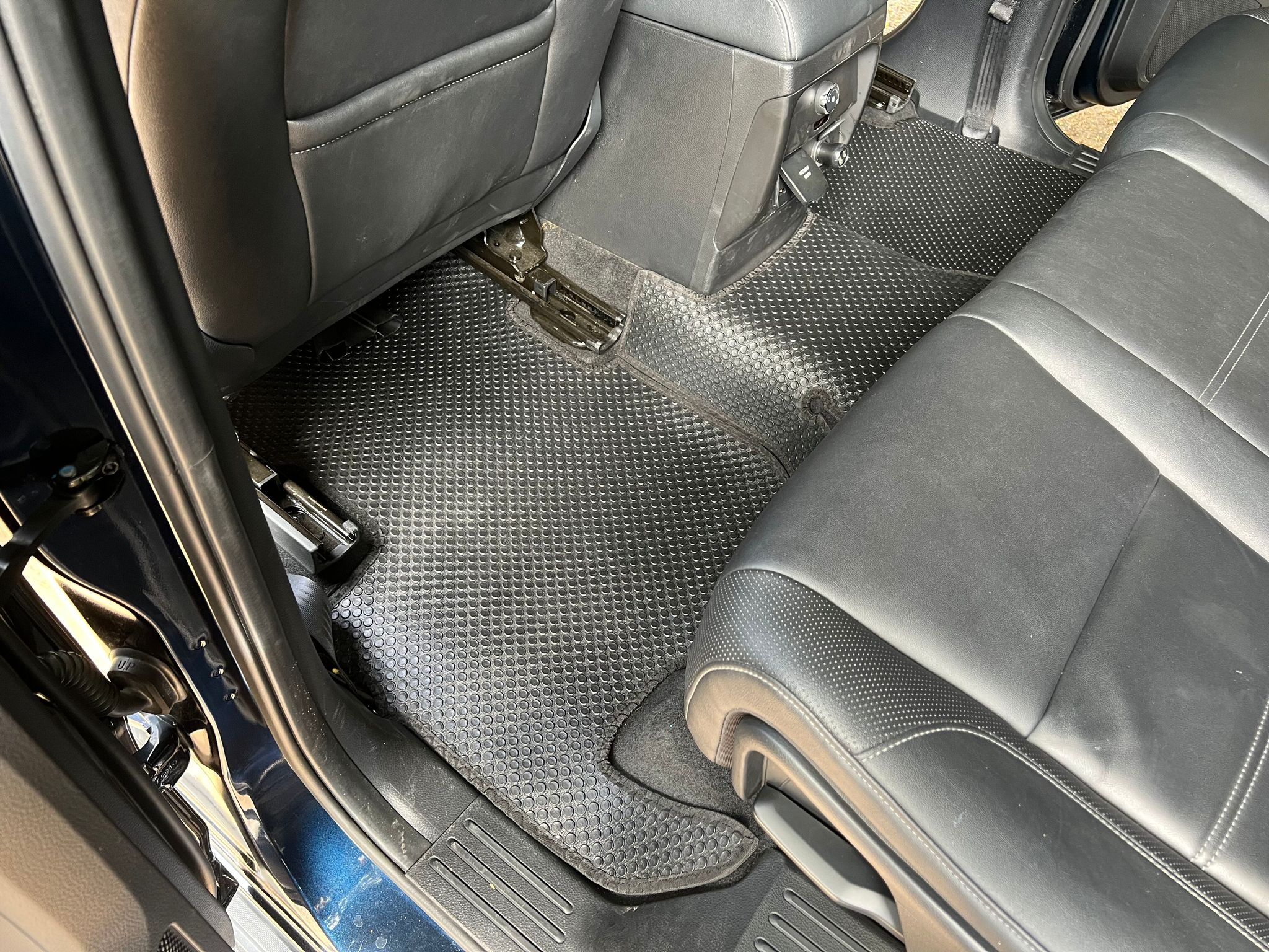 Thảm lót sàn ô tô KATA cho xe Ford Everest - Khít với sàn xe, Chống thấm, Không mùi, Không ẩm mốc